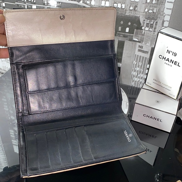 Sold Authentic CHANEL Bicolore Quilted CC Logo Leather Trifold Wallet - Picture 13 of 17